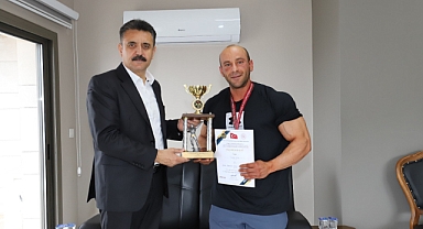 Dikili'nin gururundan başkana kupa