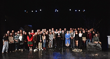 İzmir Büyükşehir Belediyesi Şehir Tiyatroları’nın yeni oyunu Helikopter’in ilk kez sahnelediği gecede duygu dolu anlar yaşandı