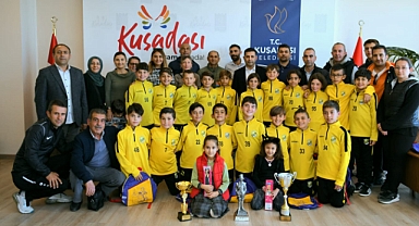 Kuşadası Belediye Başkanı Ömer Günel'i başarılı sporcular makamında ziyaret etti