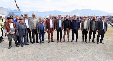 Menemen Folklorik Deve Gösterisi vatandaşları buluşturdu