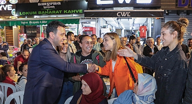 Bayraklı Belediye Başkanı İrfan Önal, Sevgi Yolu’nda düzenlenen iftar programı ve Ramazan ayı şenliğinde vatandaşlarla buluştu