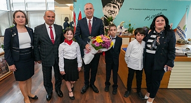 Gaziemir'de Başkan Işık, koltuğunu çocuklara devretti