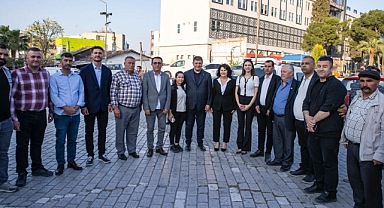 İzmir Büyükşehir Belediye Başkanı Dr. Cemil Tugay, Kınık'ın ilk kadın belediye başkanı Sema Bodur ile ilçe esnafını ziyaret etti