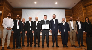 İzmir Büyükşehir Belediye Başkanı seçilen Dr. Cemil Tugay, mazbatasını aldı