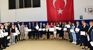 Karabağlar'da Başkan Helil Kınay mazbatasını aldı