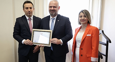 Menemen Belediye Başkanı Aydın Pehlivan, mazbatasını aldı