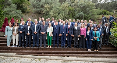 Başkan Tugay ilçe belediye başkanlarıyla bir araya geldi