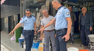 Bayraklı'da kaldırım işgallerine denetim