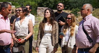 Çeşme Belediye Başkanı Lal Denizli, Ildırı, Alaçatı ve Çeşme Merkezdeki arkeolojik kazı alanlarını ziyaret etti