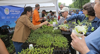Efes Selçuk Belediyesi Efes Tarlası Yaşam Köyü’nde atalık tohumlardan ürettiği fideleri ve kompost gübreyi halk ile paylaştı