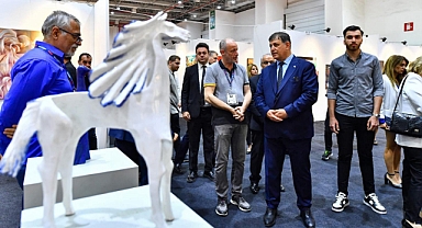 İzmirliler'den Sanat ve Antika Fuarı'na yoğun ilgi