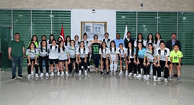 Karabağlar'da Başkan Kınay Orbit Karabağlarspor Kız Futbol Takımı’yla buluştu: Şampiyonluk bekliyoruz