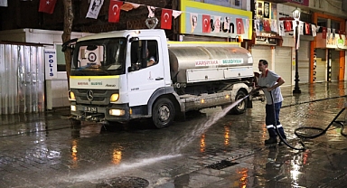 Karşıyaka Çarşısı’nda dip bucak gece temizliği