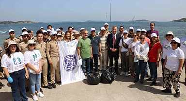 Urla’da kıyı temizleme çalışması gerçekleşti 