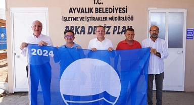  Ayvalık Belediyesi işletmelerinin bu yıl da kazandığı Mavi Bayraklar düzenlenen törenlerle göndere çekildi