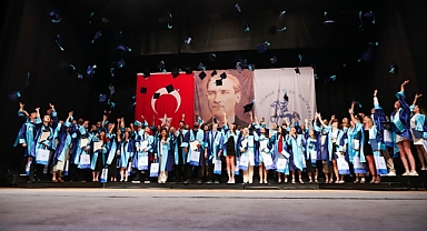 Dokuz Eylül Üniversitesi'nde mezuniyet sevinci