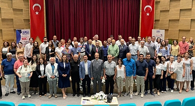 Ekonomi Muhabirleri Derneği (EMD) İzmir Şubesi tarafından düzenlenen ‘Cumhuriyetimizin İkinci Yüzyılında Türkiye Ekonomisi Paneli’, İzmir Valiliği İzmir İktisat Kongresi Binası’nda yapıldı