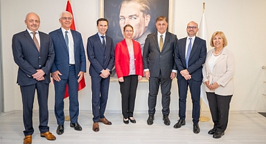 İzmir Büyükşehir Belediye Başkanı Dr. Cemil Tugay, Fransa Büyükelçisi Isabelle Dumont’u makamında ağırladı