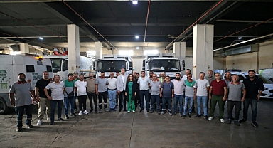 Karşıyaka Belediye Başkanı Yıldız Ünsal, sabahın ilk saatlerinde göreve başlayan Temizlik İşleri Müdürlüğü personeli ile bir araya geldi