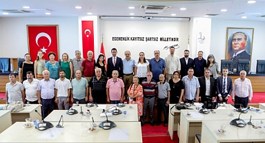 Bayraklı'da Başkan Önal muhtarlarla buluştu