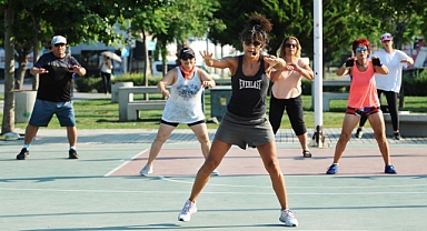 Karşıyakalılar günü sporla karşılıyor