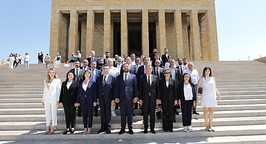 Narlıdere Belediyesi Anıtkabir’i ziyaret etti