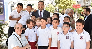 Balçova'da İlk okul çantası dağıtılıyor