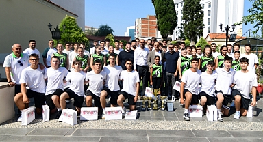 Bornova'da Başkan Eşki şampiyonları ağırladı