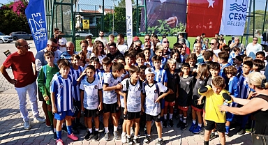 Çeşme'de yenilenmiş spor tesisi çocukların hizmetine girdi
