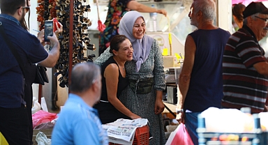 Efes Selçuk Belediye Başkanı Filiz Ceritoğlu Sengel, Çarşamba pazarında vatandaşlarla dertleşti