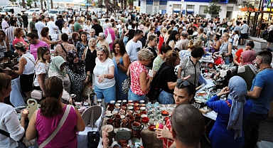 Karşıyaka Çarşısı ‘El Emeği Gece Pazarı’ ile şenlendi