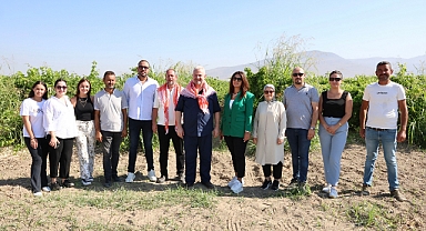 Menemen Belediye Başkanı Aydın Pehlivan sabah mesaisine üzüm bağında başladı