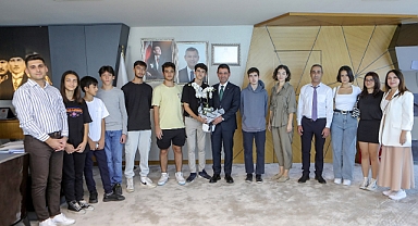 Bayraklı'da Üniversite ve Liseli gençlerden Başkan Önal'a teşekkür ziyareti