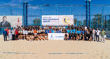 İzmir'de Liseli gençlerden plaj voleybolu ve müzik şöleni
