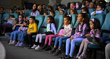 Bornovalı çocuklara eğitici ve eğlenceli kukla gösterisi