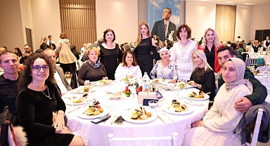 Çeşme’de 24 Kasım Öğretmenler Günü düzenlenen yemekle kutlandı