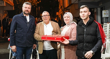 Buca'da Başkan Görkem Duman’dan asker gence bayrak sürprizi