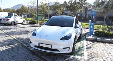 Narlıdere Belediyesi ilçenin çeşitli noktalarına elektrikli otomobiller için şarj istasyonları kurdu