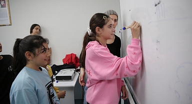 Konaklı çocuklar İngilizce Konuşma Kulübü ile dil becerilerini geliştiriyor