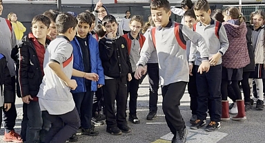 Menemen’de okul bahçeleri artık çok daha eğlenceli