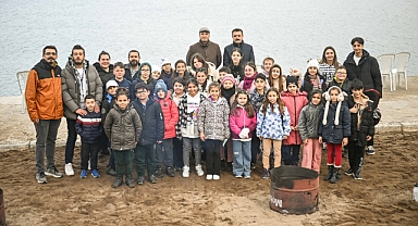 Bornova Belediye Başkanı Ömer Eşki Bornovalı çocuklarla birlikte Dikili’de balık tuttu
