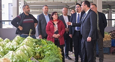 Bornova'da Başkan Eşki’den pazaryeri ziyareti