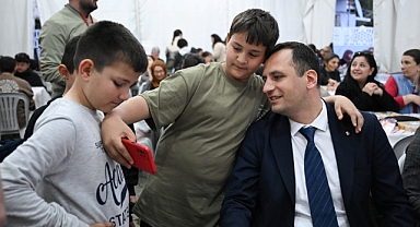 Bornova'da Başkan Eşki iftar sofralarında vatandaşların yanında