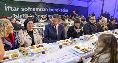 Buca Belediyesi’nin iftar çadırına yoğun ilgi