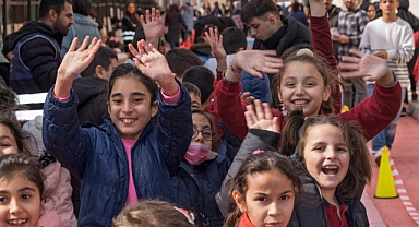 “Güzel İzmir” neşeli çocuklar