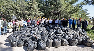 Konak'ta el ele orman temizliği: 2 saatte 750 poşet çöp toplandı