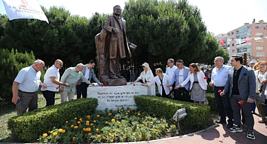Karşıyaka'da Dünya şairi Nazım Hikmet şiirleriyle anıldı