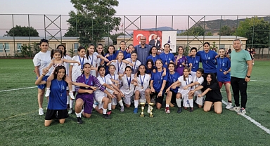 Konaklı kızlar çifte şampiyonluk gururu yaşattı