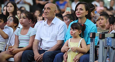 Karabağlar’da Çocuklar Sahnede Parladı