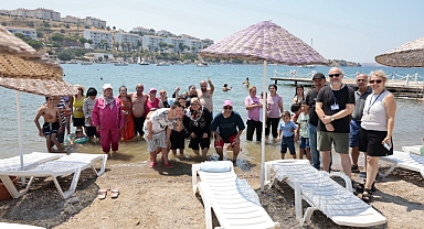 Konak Belediyesi engelli bireyler ve ailelerini denizle buluşturdu